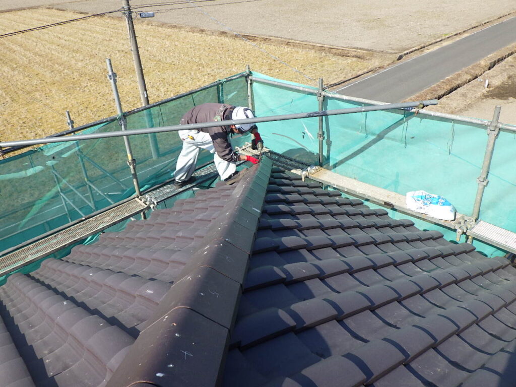 棟瓦の取り外し中