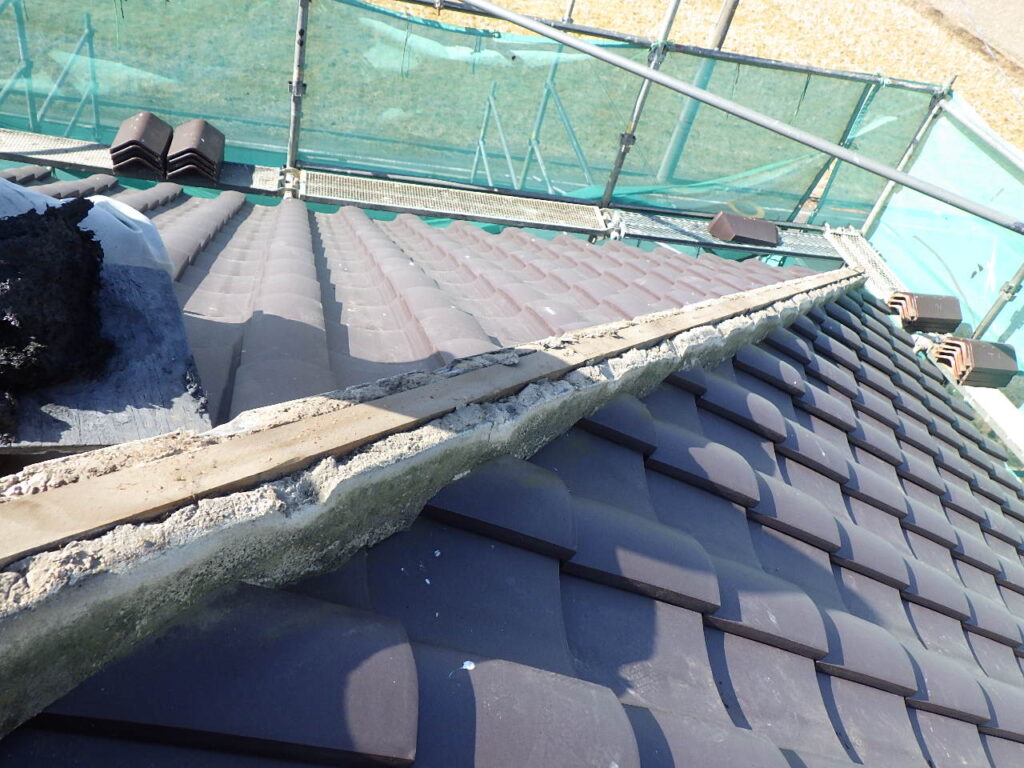 宇都宮市で漆喰詰め増し工事　屋根漆喰工事で棟瓦を外す理由