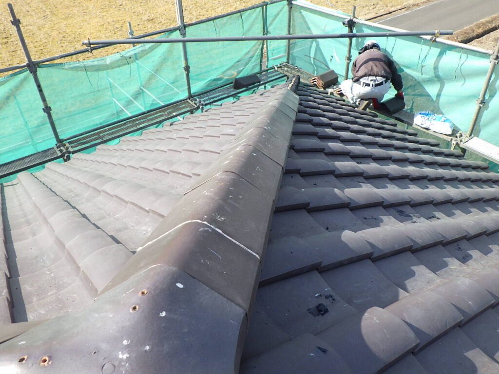 棟瓦葺き直し中