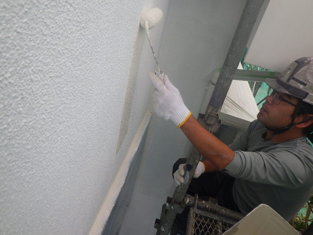 宇都宮市でダイナミックトップで外壁上塗り塗装に入りました。