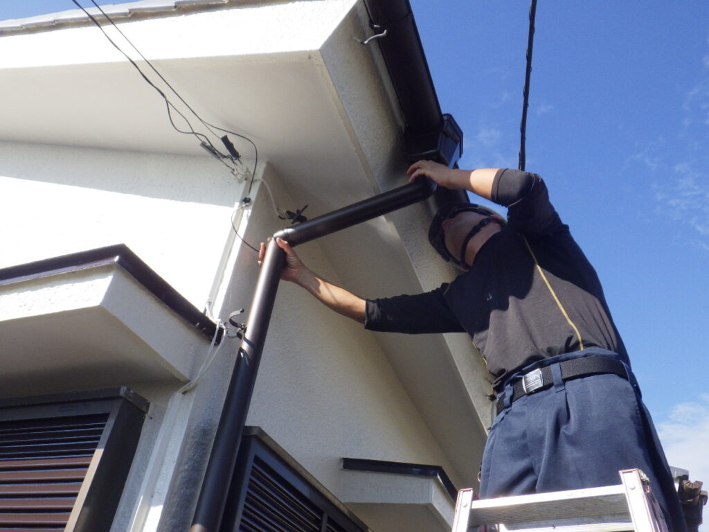 竪樋の取り付け中です