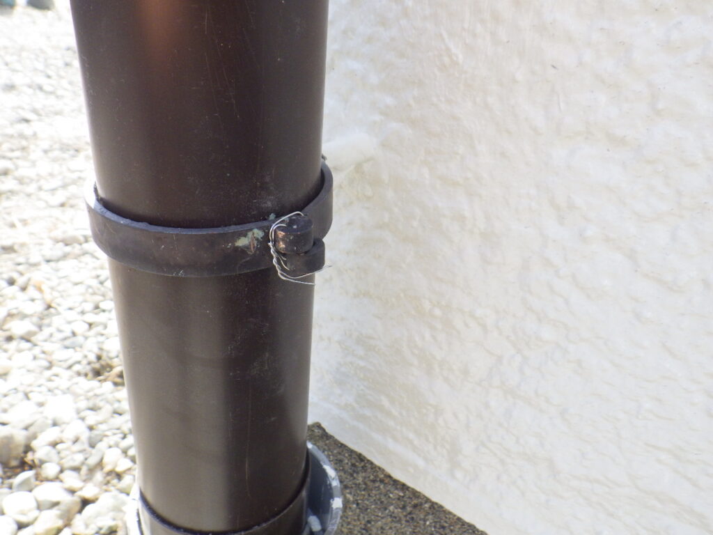 竪樋の取り付け中です