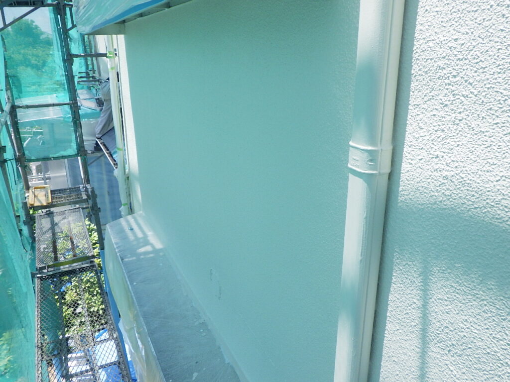宇都宮市の屋根外壁塗装工事でリシン壁塗装が完了しました。