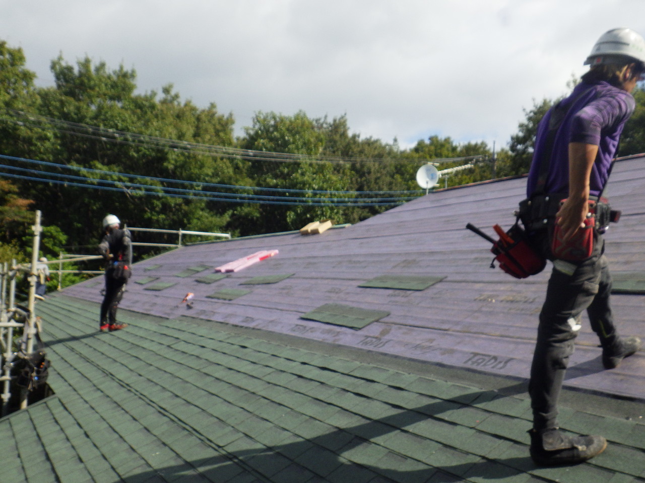 新しい屋根材の本張り作業