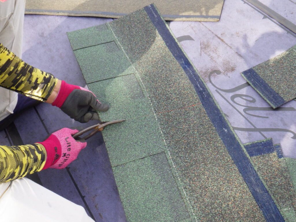 アスファルトシングルの加工中です