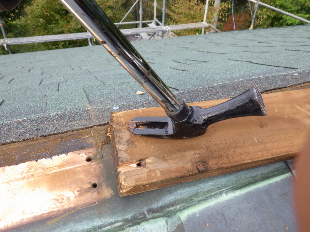 棟木の撤去中です