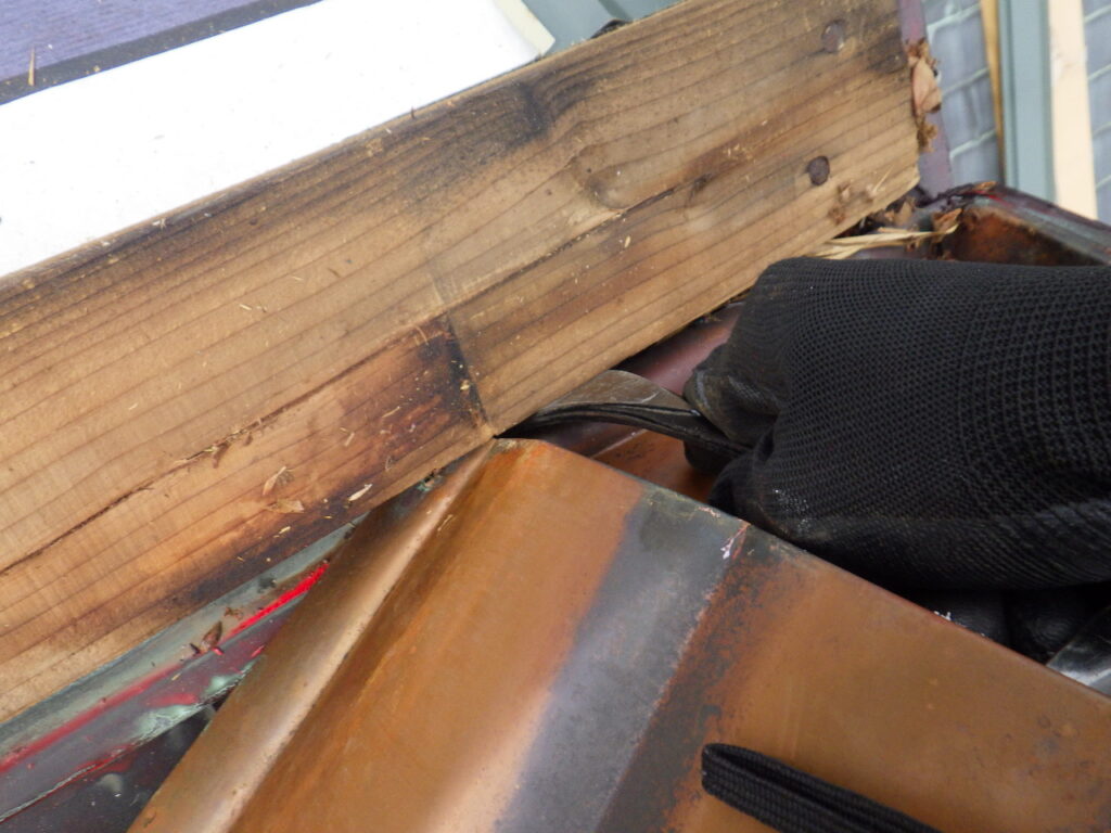 棟板金の撤去中です