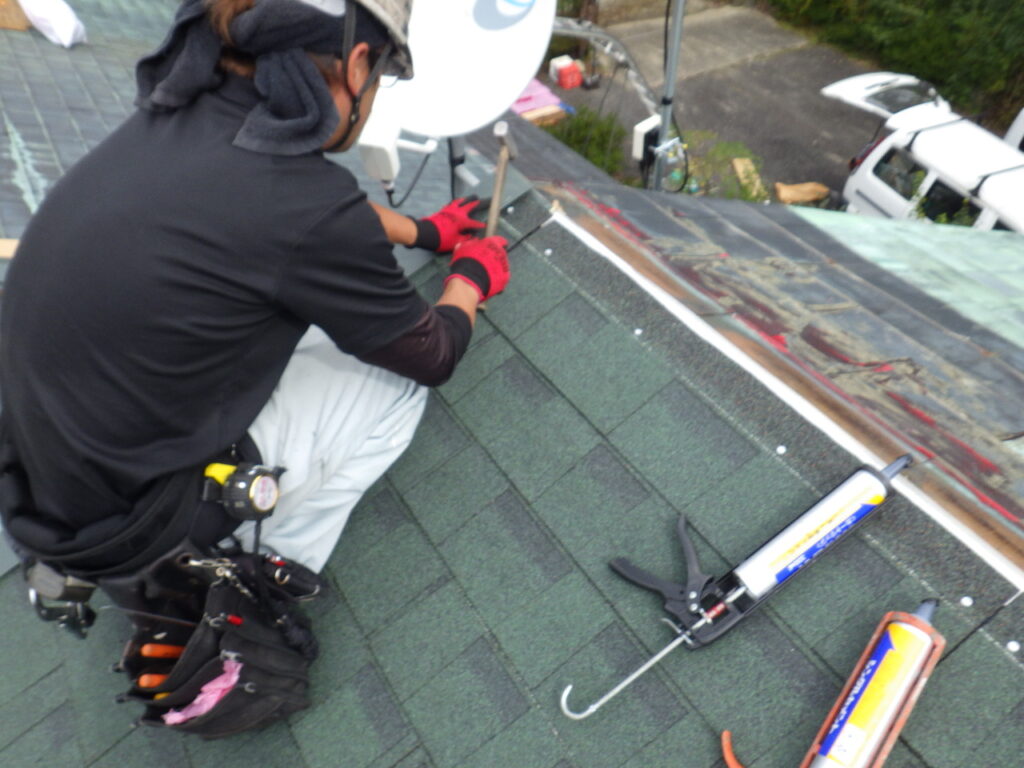 アスファルトシングル貼り付け中です