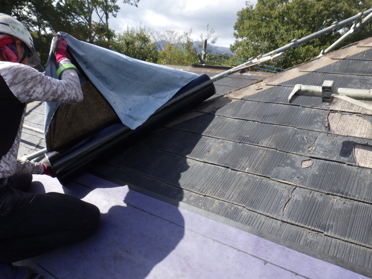 ルーフィングの貼り付け中です