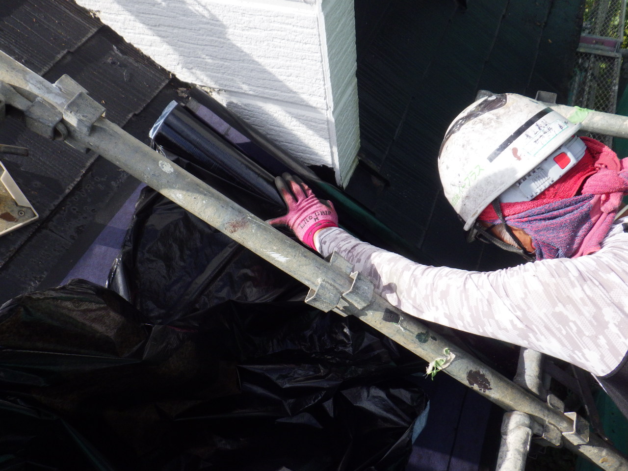 ルーフィングの貼り付け中です