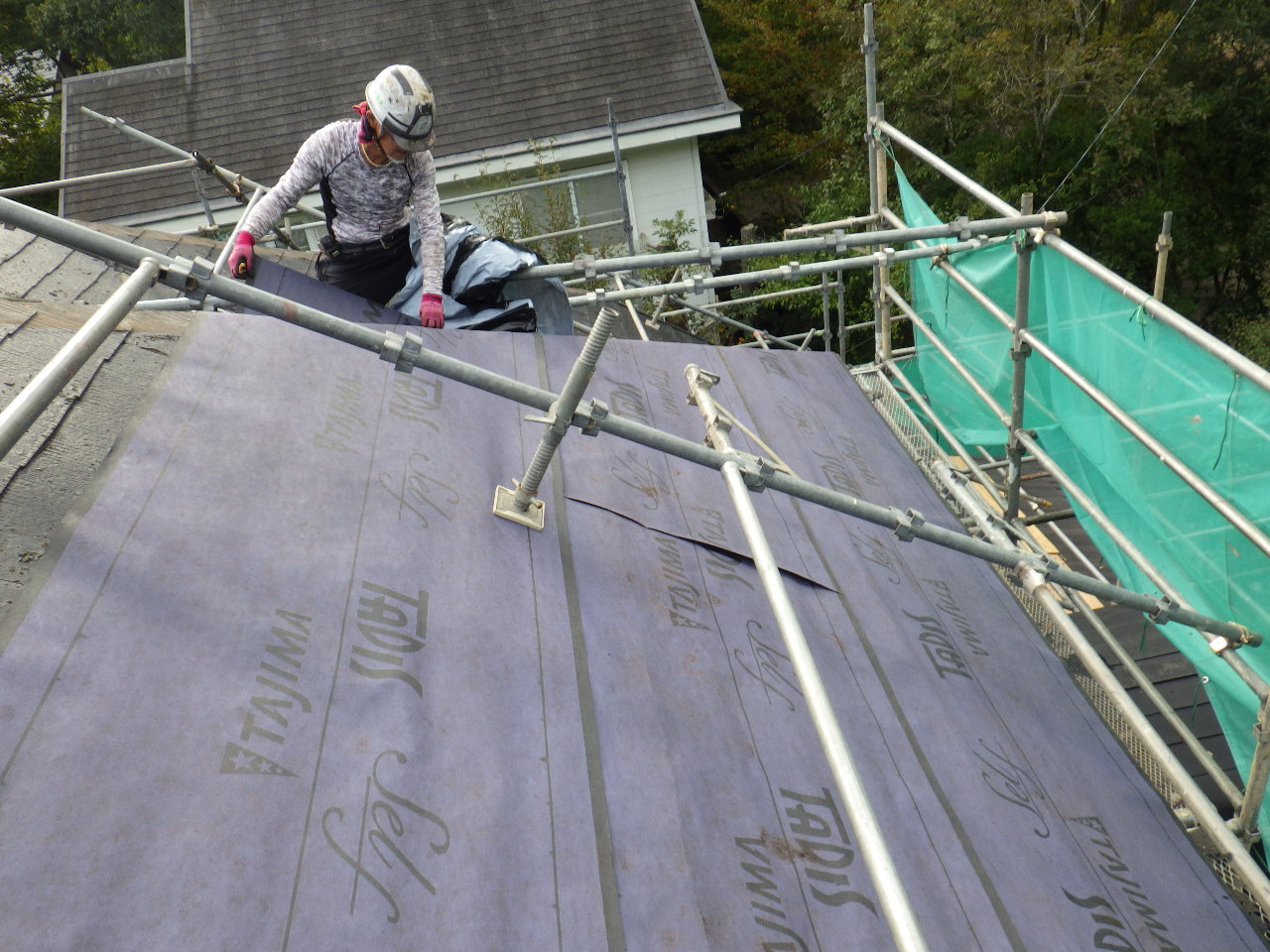 ルーフィングの貼り付け中です