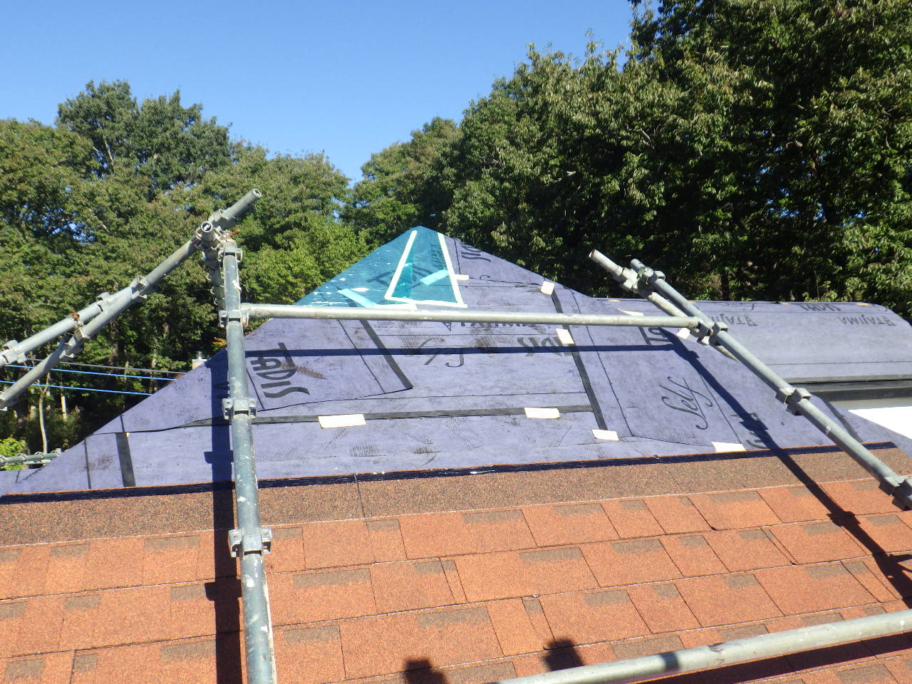 那須町の屋根カバー工事でアスファルトシングルを貼り付けました