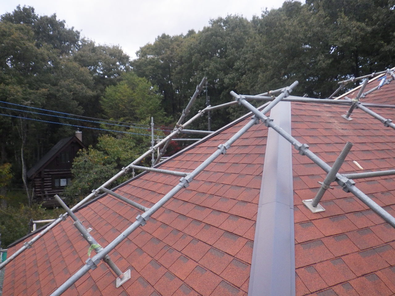 棟板金の取り付け中です