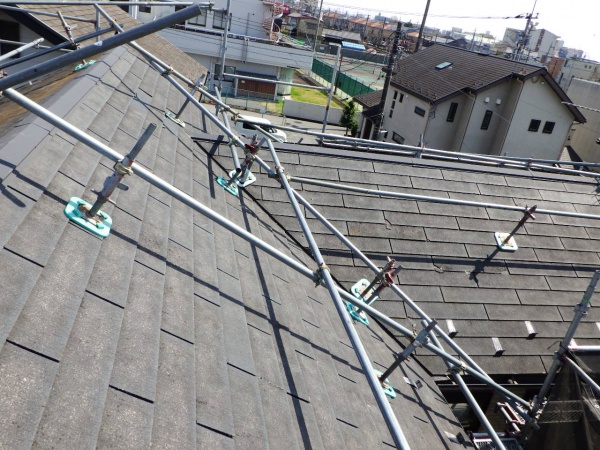 宇都宮市で劣化し瓦が割れ苔が生えている屋根のカバー工事