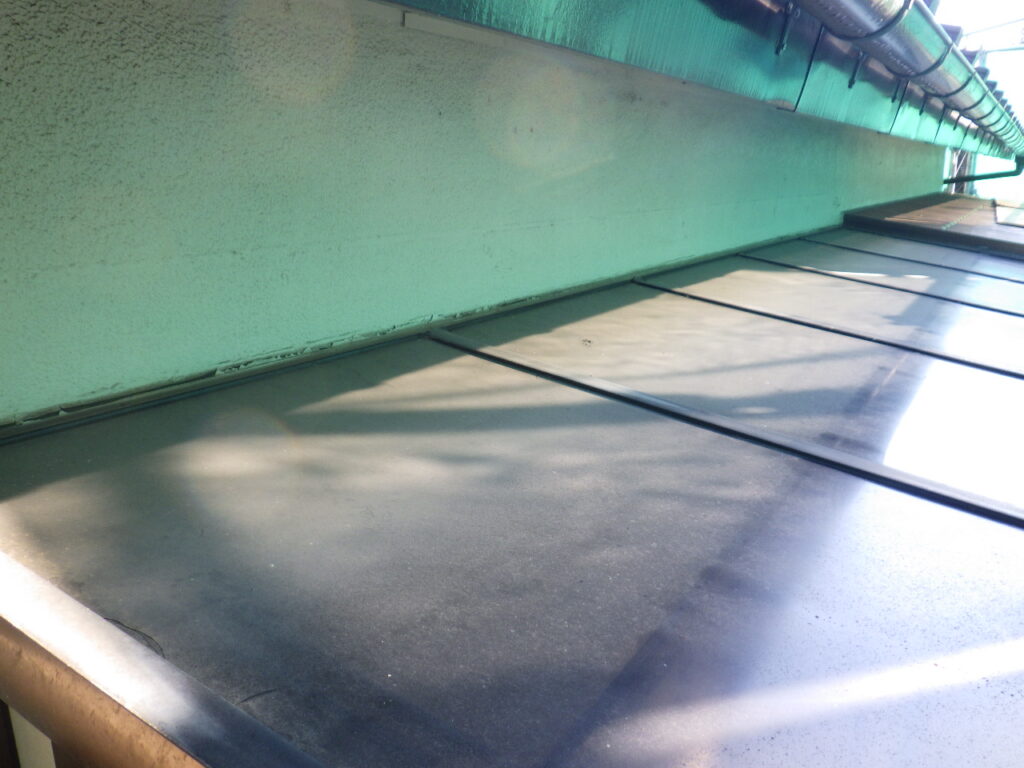 洗浄前のテラス上部の状態です