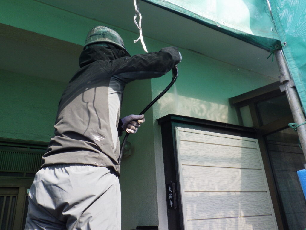 外壁の高圧洗浄中です