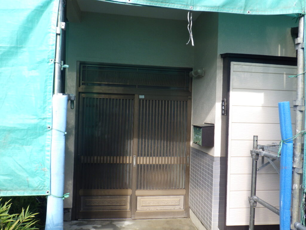 洗浄後の玄関周りの状態です