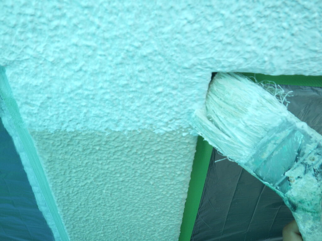 外壁下塗り刷毛塗装中です