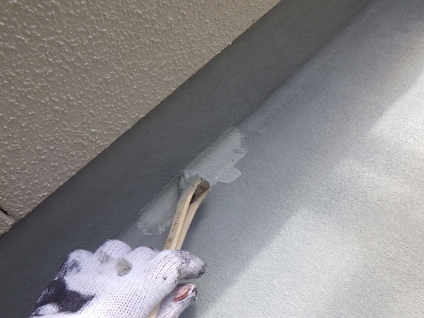 ベランダ床のトップ２回目塗装中です