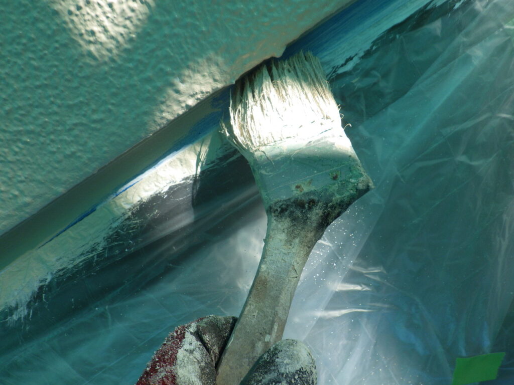 中塗り刷毛塗装中です