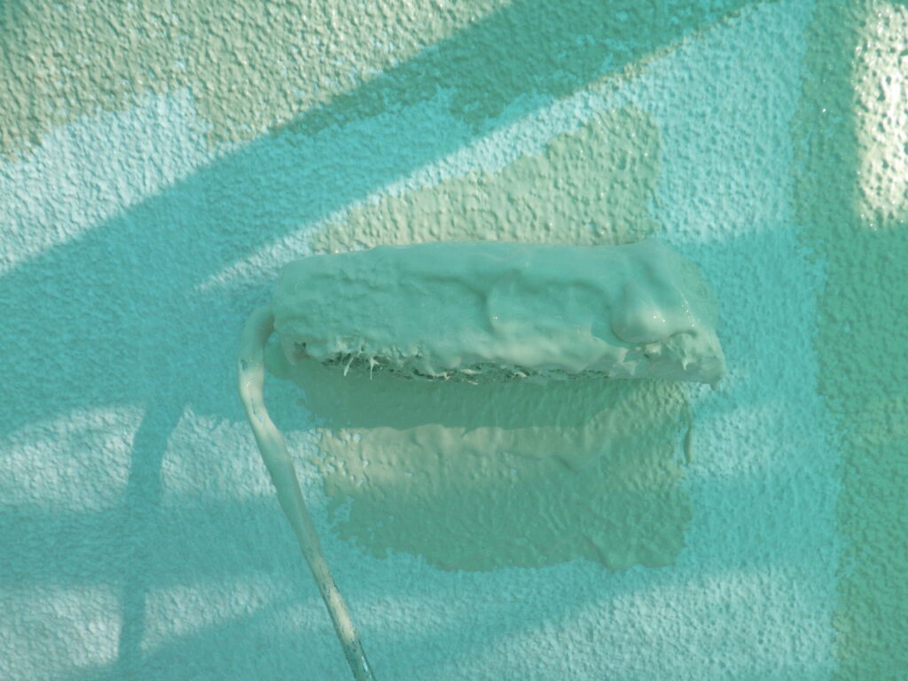 中塗りローラー塗装中です