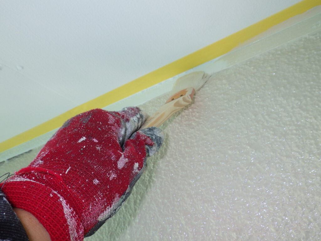 軒天取り合い塗装中です