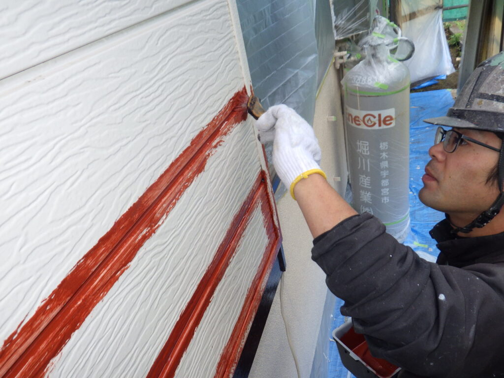 宇都宮市で塩ビ製雨樋と金属製戸袋を溶剤塗料で塗装しました
