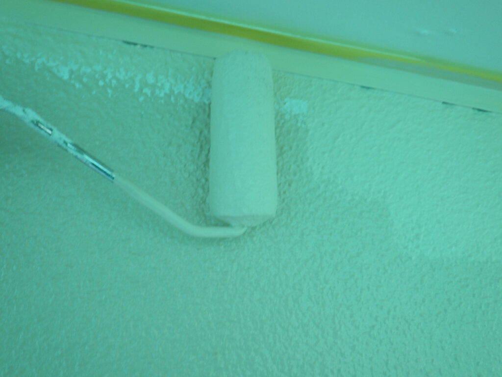 軒天取り合い塗装中です