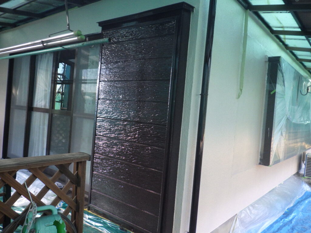 戸袋の中塗り終了です