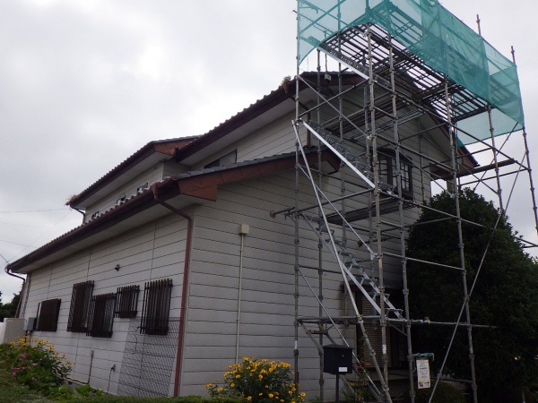 宇都宮市で切妻屋根の和瓦棟組み換え工事が着工しました。