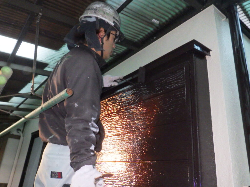 戸袋の上塗り中です