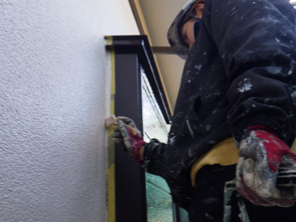 宇都宮市のリシン外壁塗装工事で完工の補修作業をしました