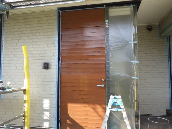 玄関ドアの上塗り終了です