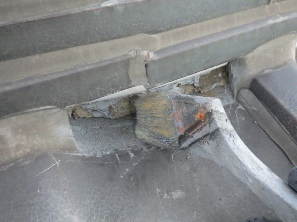 プライマーの塗布中です