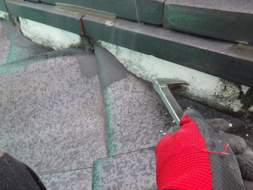 既存漆喰のはつり中です