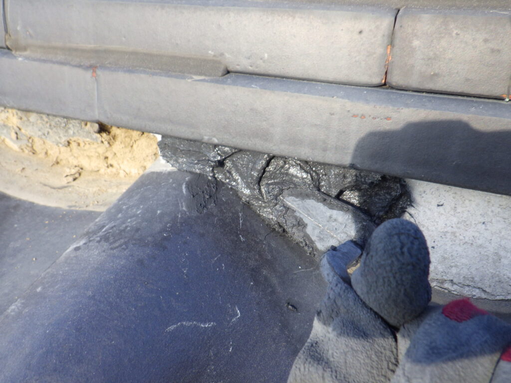 さくら市で漆喰撤去後、和瓦寄棟屋根の漆喰詰め直し工事が着工＃水シャット