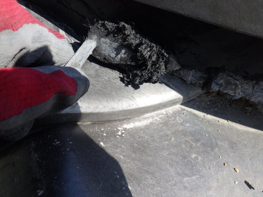 下屋根の漆喰詰め直しです