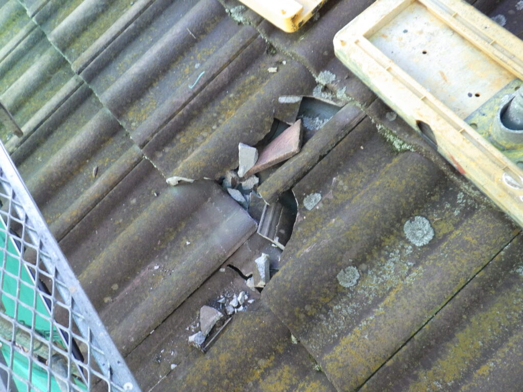 宇都宮市の袖瓦落下で廃版瓦の為下屋根葺き替え着工