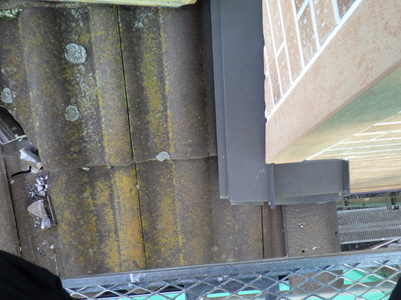 下屋根の瓦割れ