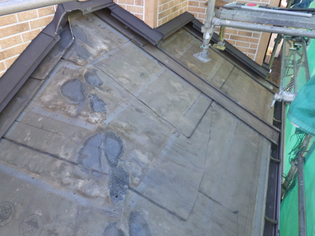 古い防水紙の撤去