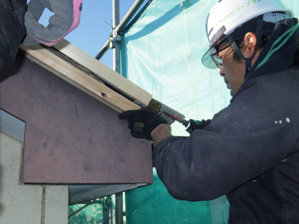 ケラバの補修中です