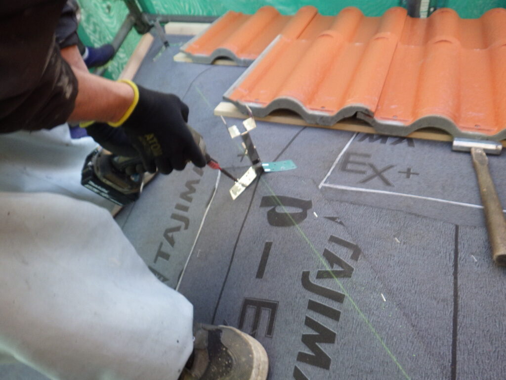 宇都宮市で棟キュンパワーを取り付けて洋瓦の葺き替え