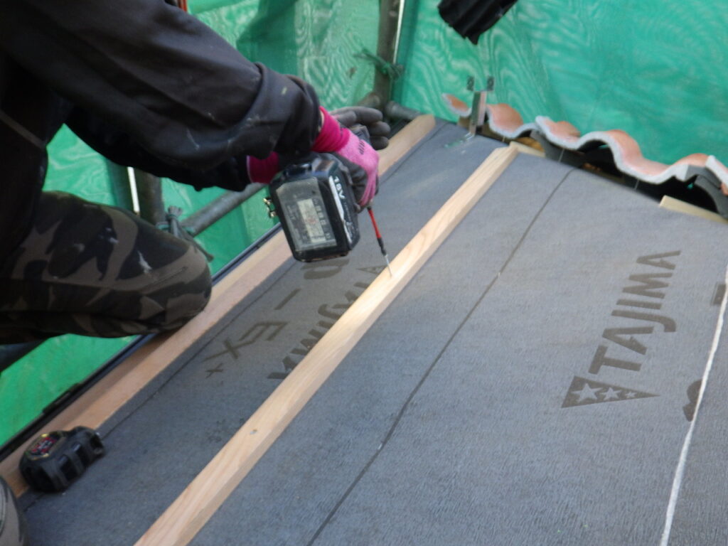 桟木の取り付け中です