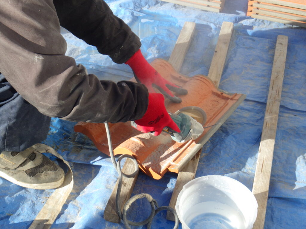 瓦の加工中です