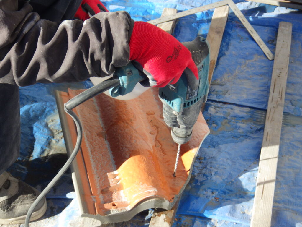 瓦の加工中です