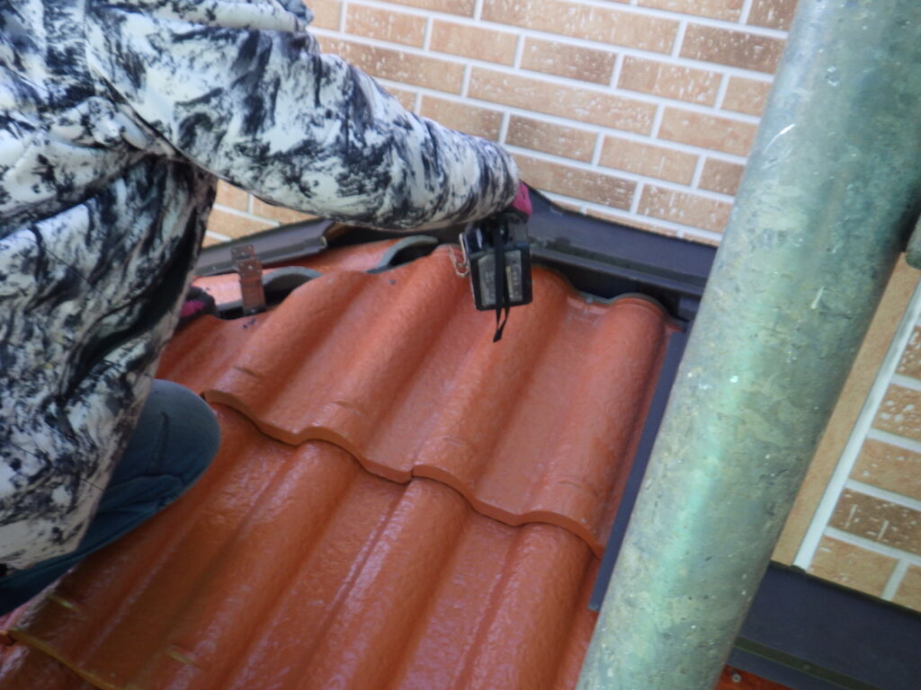 瓦の加固定中です