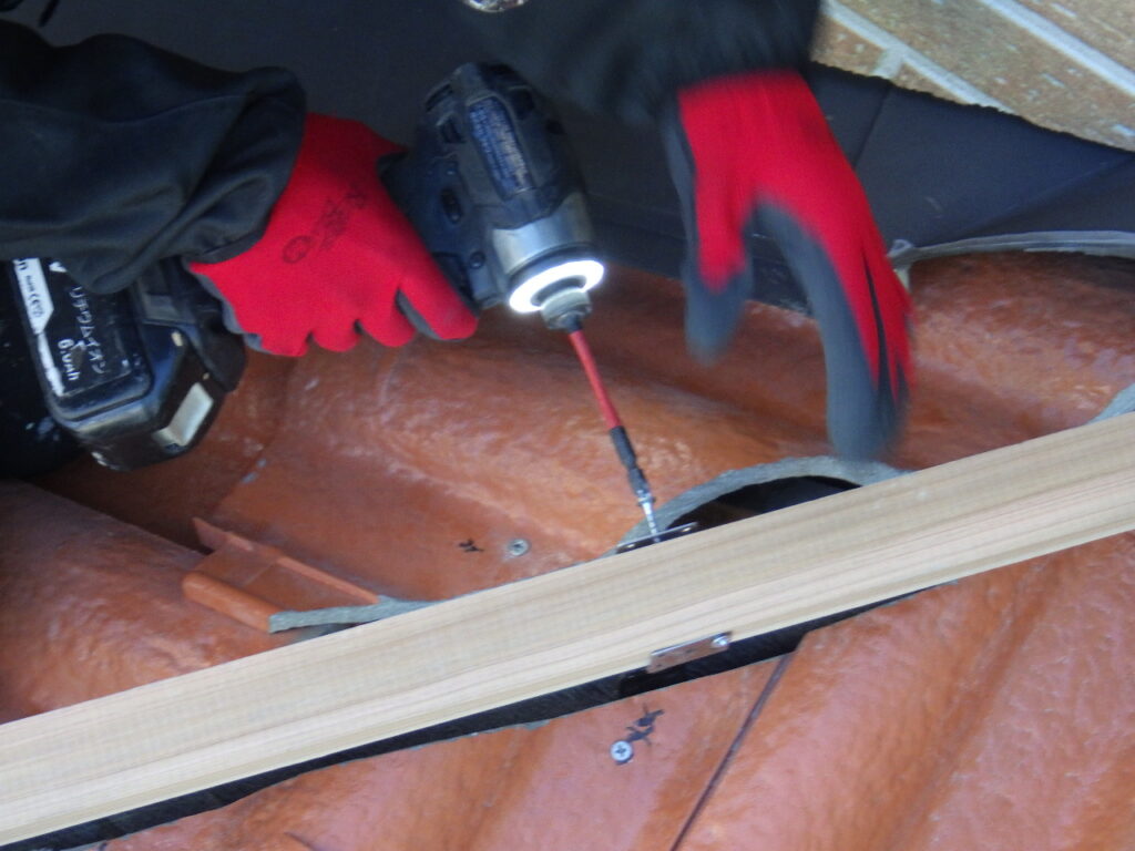 棟瓦下地の取り付け中です