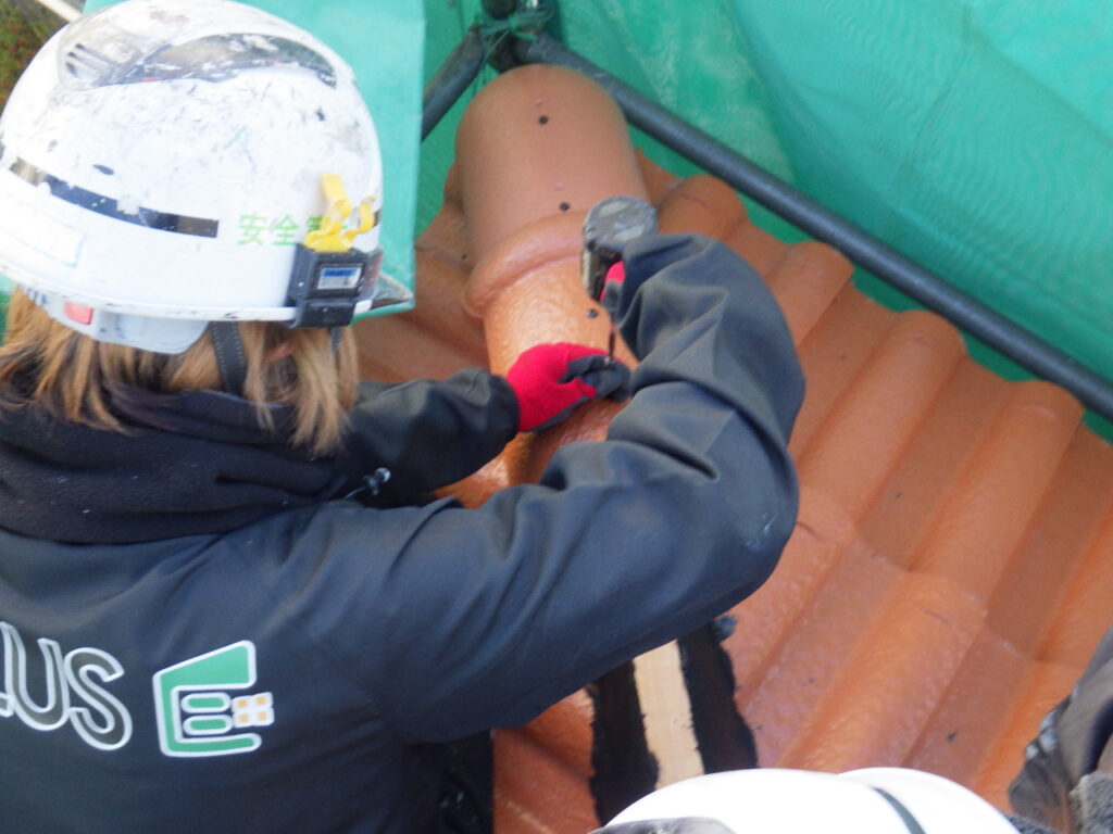 棟瓦の固定中です