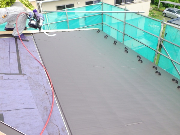 宇都宮市でケミカル面戸を取り付け屋根カバーの防水をしました。
