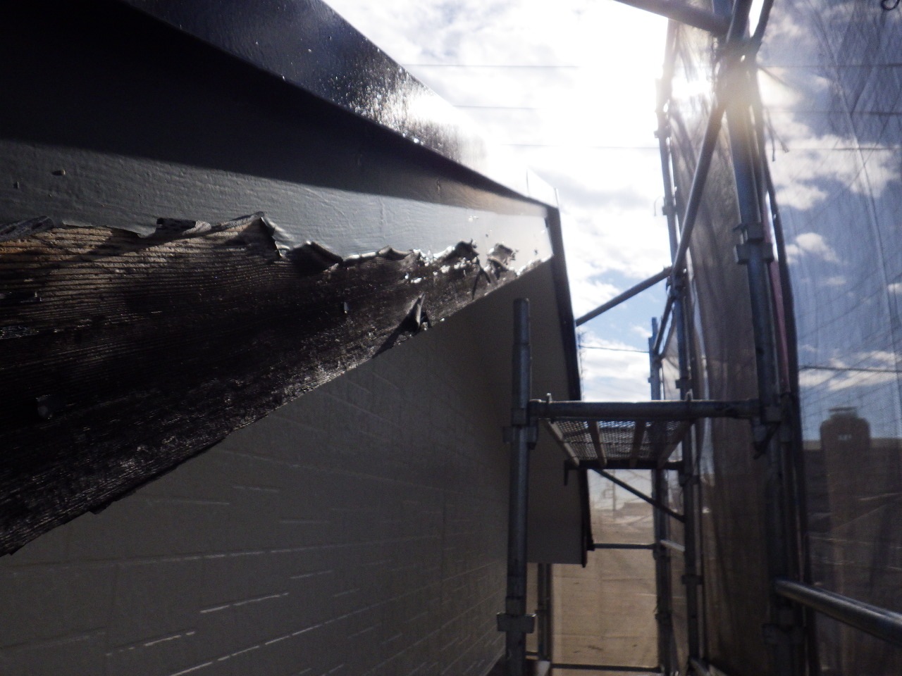 屋根端部の広範囲にわたる劣化